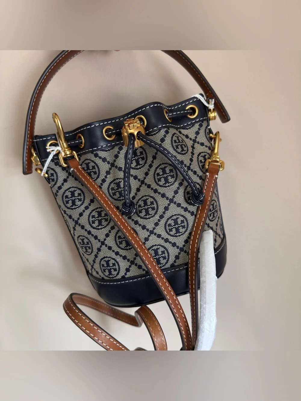 Tory Burch T MONOGRAM MINI BUCKET BAG